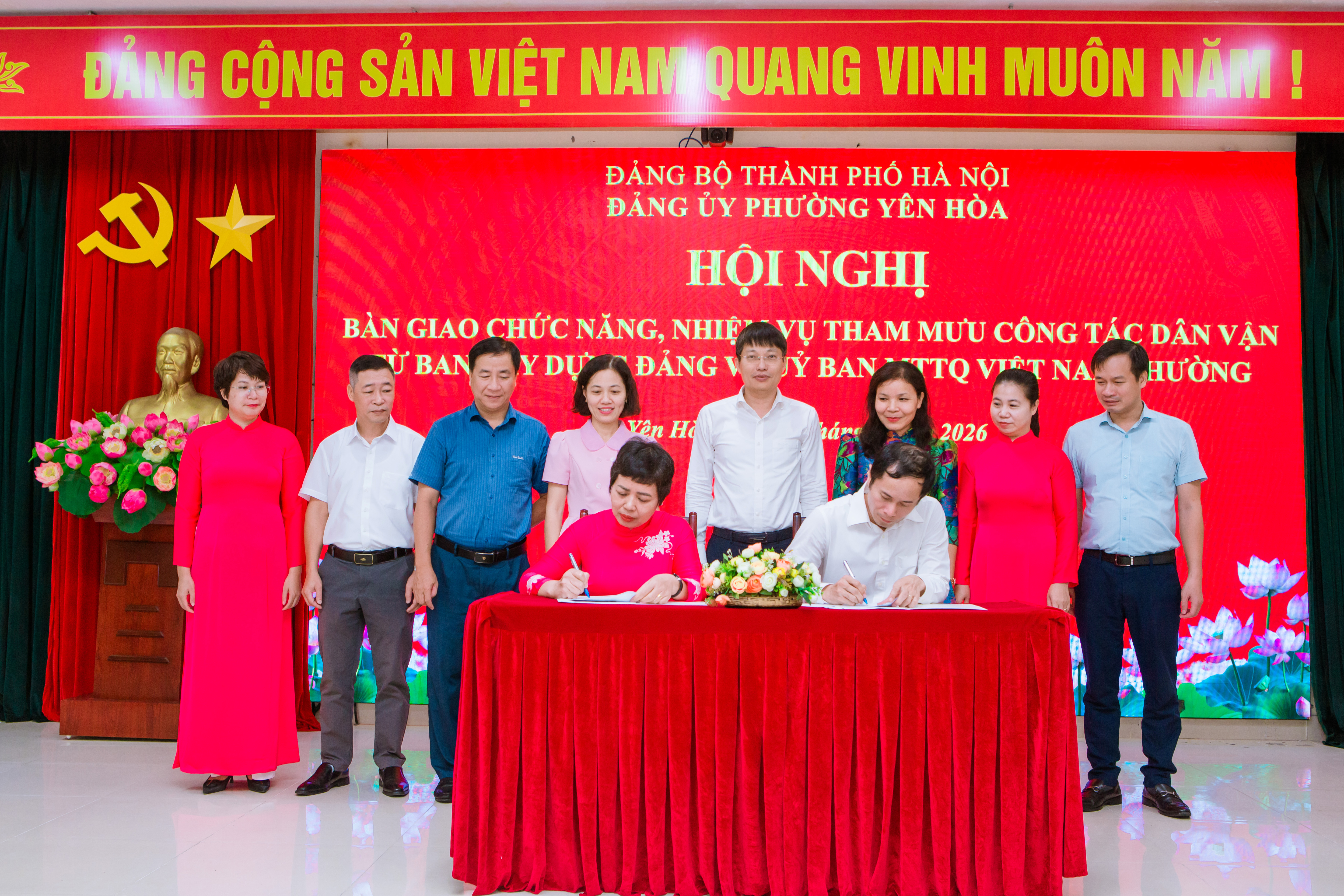 Đại diện lãnh đạo Ban Xây dựng Đảng và đại diện Ủy ban Mặt trận Tổ quốc Việt Nam phường Yên Hòa, thành phố Hà Nội ký kết biên bản chuyển giao chức năng, nhiệm vụ tham mưu về công tác dân vận, ngày 28/8/2026.